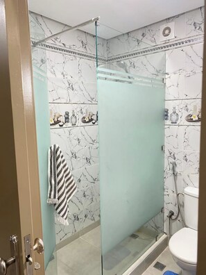 Sèche-cheveux, serviettes fournies, savon, shampoing