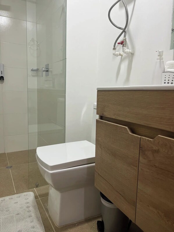 Doccia, asciugacapelli, asciugamani, sapone