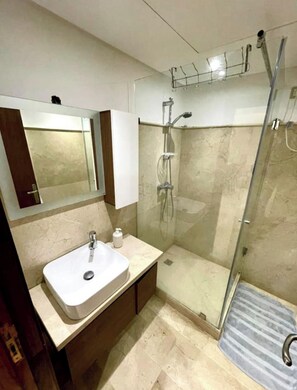 Hiustenkuivaaja, pyyhkeet, saippua, sampoo