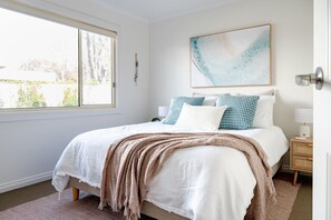 3 bedrooms, iron/ironing board, free WiFi, bed sheets - Loch House - Inverloch town centre with full linen included. (Inverloch)