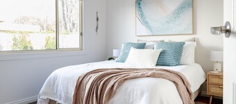 Loch House - Inverloch town centre with full linen included.