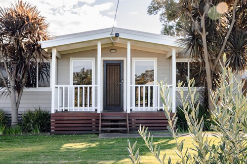 Loch House - Inverloch town centre with full linen included.