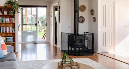 Loch House - Inverloch town centre with full linen included.