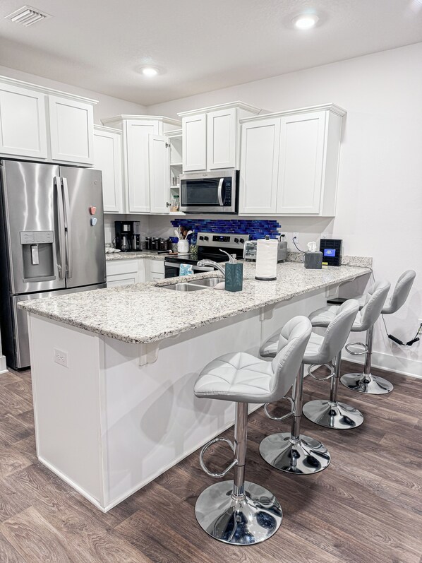 Fridge, microwave, oven, stovetop - Luxury Townhome - Pool Access - Fast WiFi - Near Beaches & Shopping (Pensacola)
