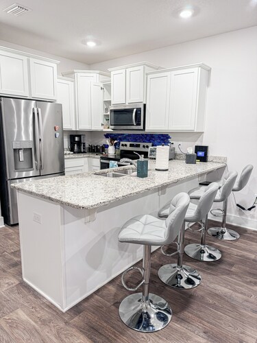 Luxury Townhome - Pool Access - Fast WiFi - Near Beaches & Shopping