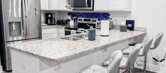 Luxury Townhome - Pool Access - Fast WiFi - Near Beaches & Shopping