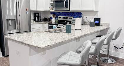 Luxury Townhome - Pool Access - Fast WiFi - Near Beaches & Shopping