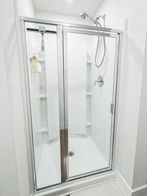 Dusche, umweltfreundliche Kosmetikartikel, Haartrockner, Handtücher