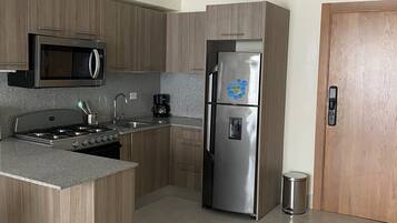 Microwave, oven, stovetop, cookware/dishes/utensils