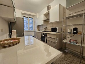 Réfrigérateur, micro-ondes, plaque de cuisson, lave-vaisselle
