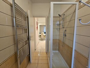 Douche, sèche-cheveux, bidet