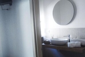 Dutxa, assecador de cabells, bidet i tovalloles 