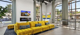 Near ASU w/ King Beds, Pool & Gym for Relaxation