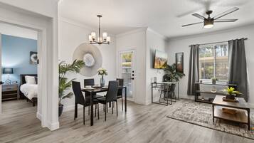 2 habitaciones, escritorio y tabla de planchar con plancha