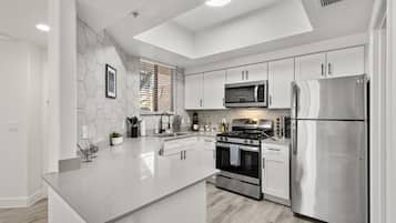 Køleskab, mikrobølgeovn, ovn, kogeplade