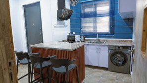 Kühlschrank, Mikrowelle, Herdplatte, Toaster