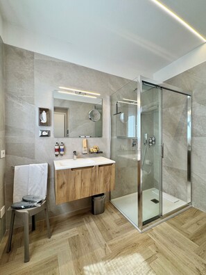 Dusche, umweltfreundliche Kosmetikartikel, Haartrockner, Bidet