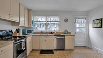 冰箱、微波炉、烤箱、炉灶