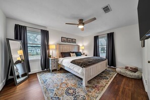 3 habitaciones, escritorio y tabla de planchar con plancha 