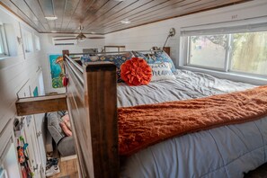 1 dormitorio, escritorio, tabla de planchar con plancha y cuna de viaje