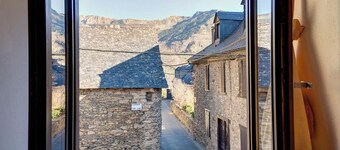 Casa Parrot: Private garden and balcony with views by Eth Flòc