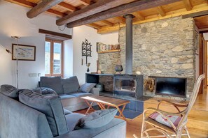 Télévision, cheminée