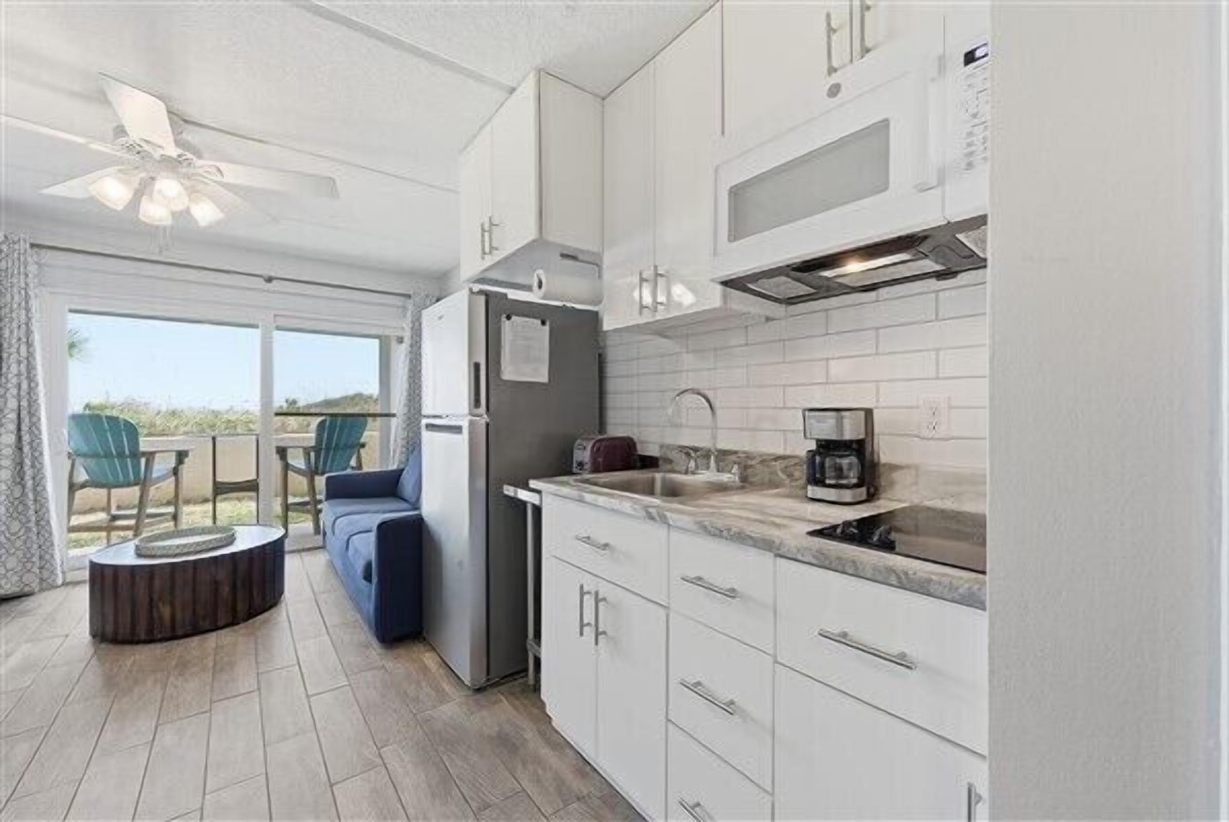 Refrigerador, microondas, cafetera y tetera y tostadora 