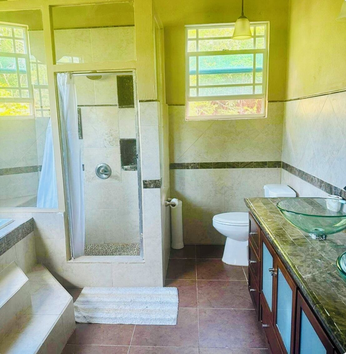 Shower, jetted bath, hair dryer, towels