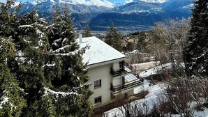 A mountain house with a view of snow-capped peaks. - Vue imprenable sur les Alpes (Crans-Montana)