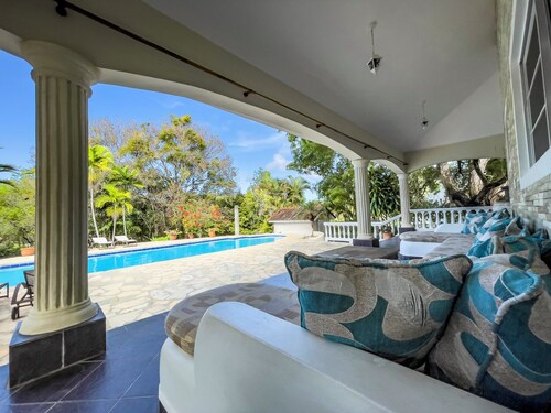 Cheerful villa with pool minutes from city center. Only 10 mins away from POP