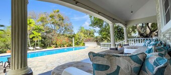 Cheerful villa with pool minutes from city center. Only 10 mins away from POP