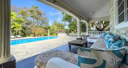 Cheerful villa with pool minutes from city center. Only 10 mins away from POP