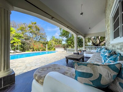 Cheerful villa with pool minutes from city center. Only 10 mins away from POP