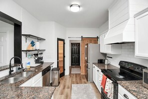 Microwave, oven, stovetop, dishwasher - 10min from Fort Bend Epicenter 13min from Memorial Herman Stylish 4 Bedroom Home (Richmond)