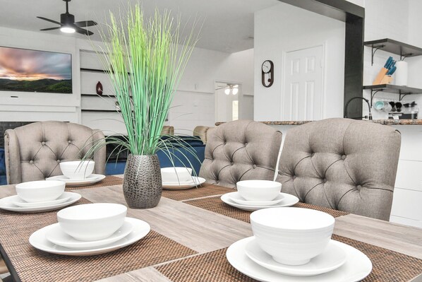 Dining - 10min from Fort Bend Epicenter 13min from Memorial Herman Stylish 4 Bedroom Home (Richmond)