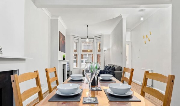 Dining - 3 Bed House Forest Gate E7 0AA · WiFi | Parking | Sleeps 7 (London)