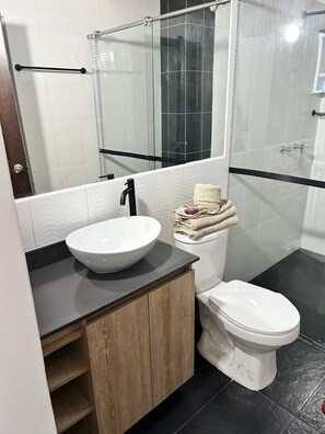 Family Studio Suite | Bathroom | Shower, towels, soap, toilet paper - HOTEL LESUS (Medellín)