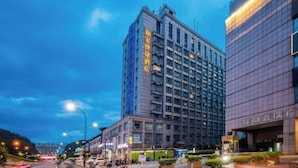 A modern hotel with a prominent vertical sign, a well-lit entrance, and a landscaped outdoor area. - Homeinn · neo (Hangzhou Xiaoshan Train South Station Tonghuizhong Road Subway Station) (Hangzhou)