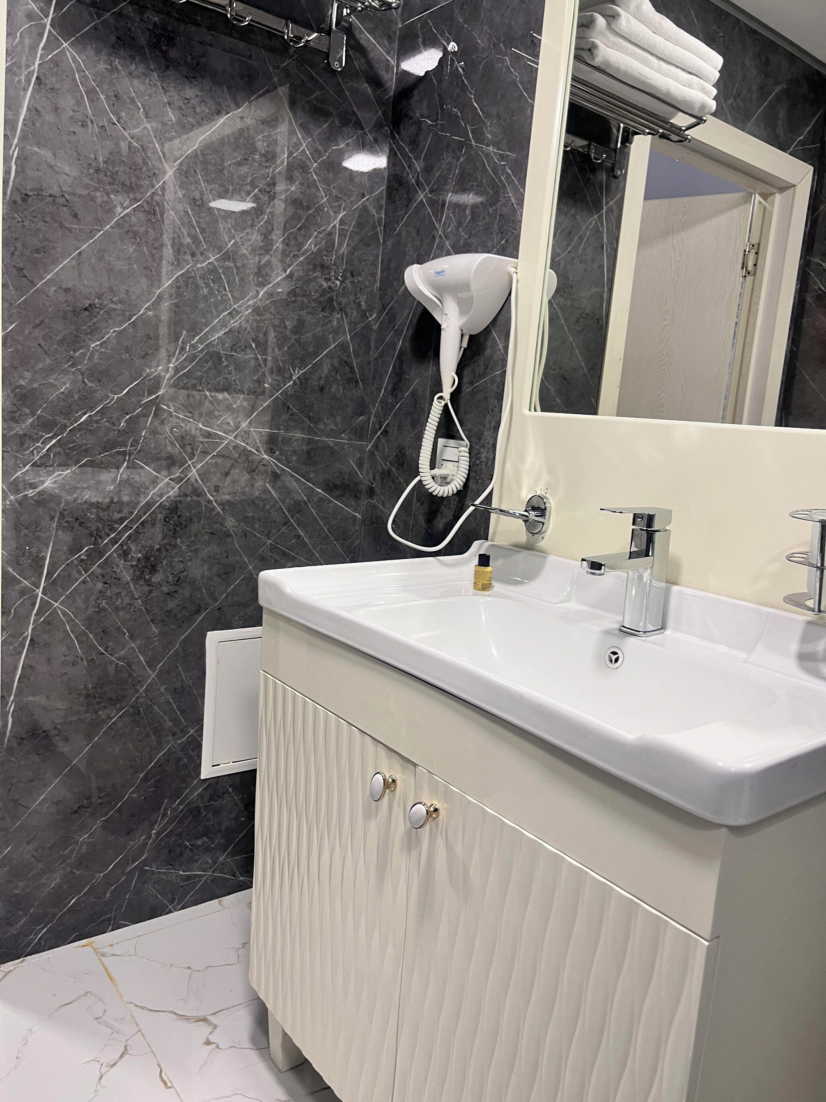 Habitación básica doble, vistas a la ciudad | Ducha del cuarto de baño