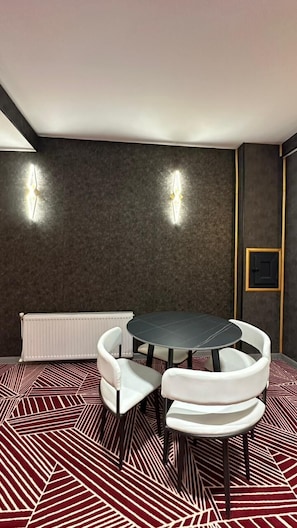 Suite familiale | Coffre-fort, espace de travail pour ordinateurs portables