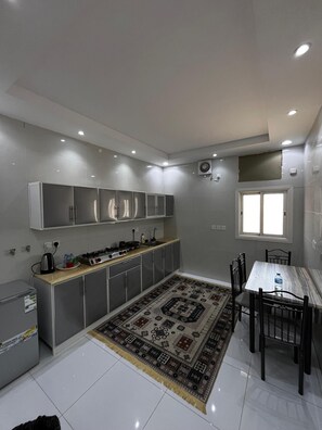 Frigobar, placa de cocina, tetera/pava eléctrica