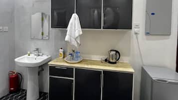 2 habitaciones, insonorización y tabla de planchar con plancha