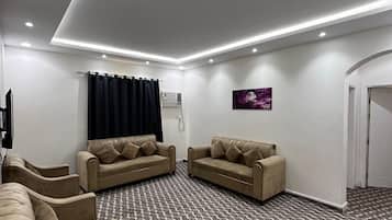 Suite de lujo, vista a la ciudad | Área de sala de estar | Smart TV de 42 pulgadas con canales digitales