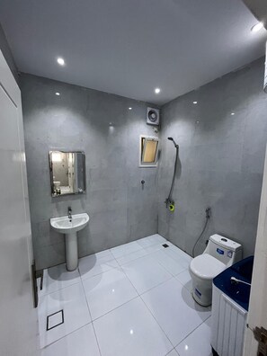 Luxury Apartment, City View | Bathroom | Shower, slippers, bidet, soap - Yaqoot Al Madina Suites (Madinah)