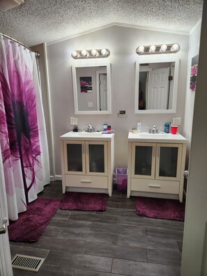 Secadora de cabello, toallas, jabón, shampoo