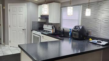 Jääkaappi, mikroaaltouuni, uuni, liesi