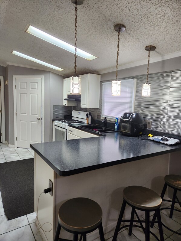 Refrigerador, microondas, horno y parrilla de estufa