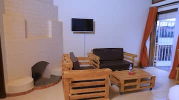 Dobbeltrom – executive | Oppholdsområde | En 32-tommers Flatskjerm-TV med kabel-kanaler samt filmkjøp