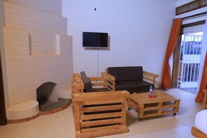 Dobbeltrom – executive | Oppholdsområde | En 32-tommers Flatskjerm-TV med kabel-kanaler samt filmkjøp