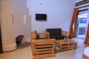 Executive Double Room | Living area | 32-inch flat-screen TV with cable channels, pay movies